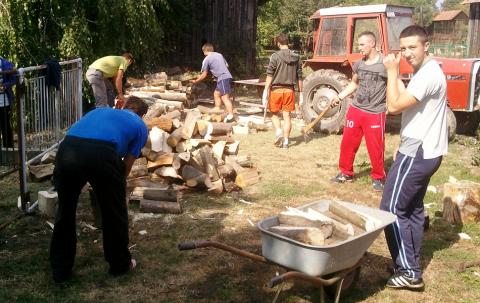Slika sa radne akcije u organizaciji kluba Naprijed –Cijepanje drva za Željka 